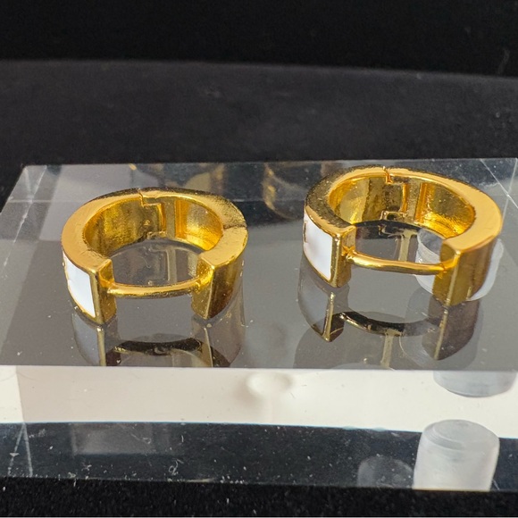 Gold and White Enamel Cutout Hugger Hoop Earrings NEW - Picture 4 of 8